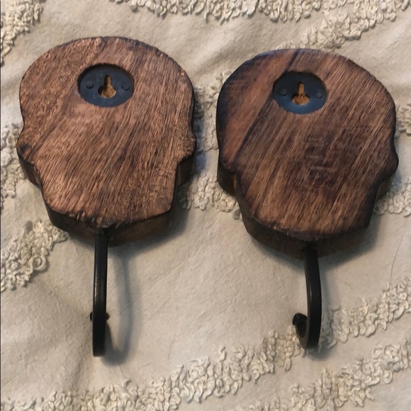 Never used wood carved sugar scull hooks - Picture 2 of 2